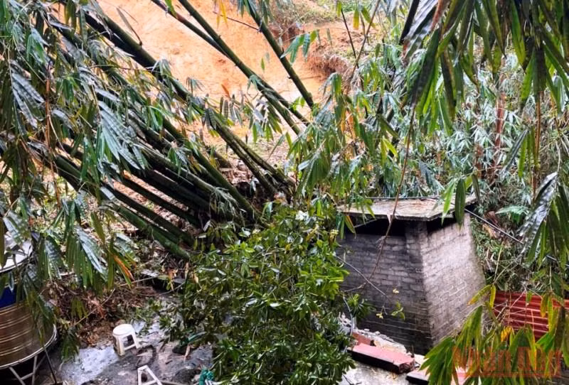 Sạt lở đất làm sập đổ trường học ở Sa Pa -0