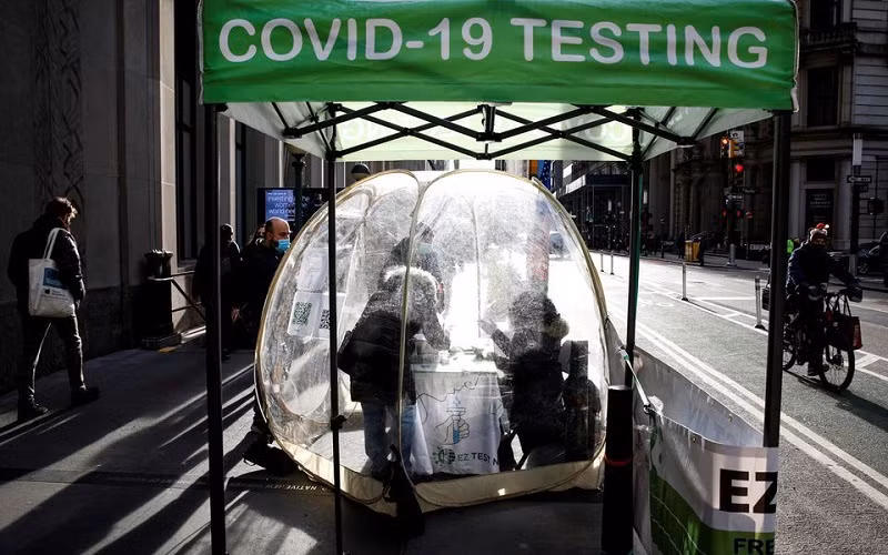 Lấy mẫu xét nghiệm Covid-19 ở New York, Mỹ, ngày 1/12/2021. (Ảnh: REUTERS)