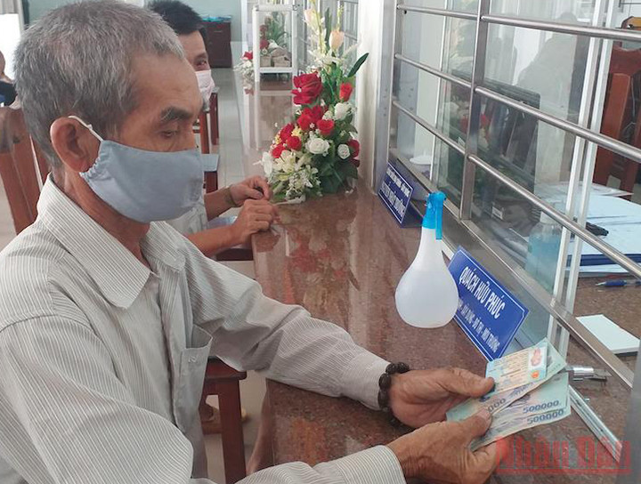 Người dân nhận tiền hỗ trợ theo Nghị quyết số 68/NQ-CP tại Trà Vinh (Ảnh: Minh Khởi). Đề xuất sửa đổi, bổ sung Nghị quyết số 68/NQ-CP để phù hợp thực tế -0