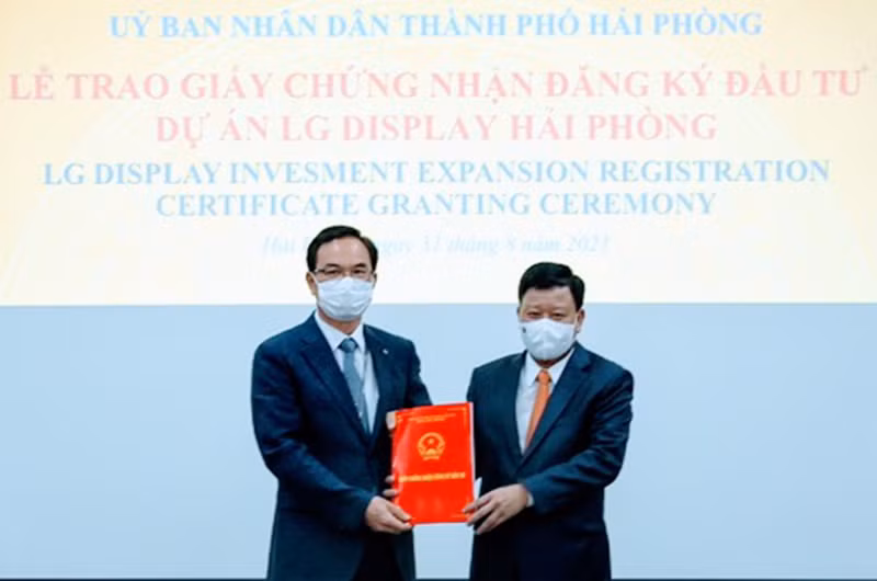 Trưởng Ban Quản lý khu kinh tế Hải Phòng trao giấy chứng nhận đầu tư tăng thêm cho lãnh đạo Công ty TNHH LG Display Việt Nam, Hải Phòng.