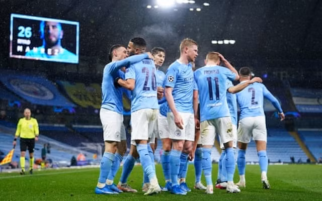 Các cầu thủ Man City mừng bàn thắng của Mahrez.