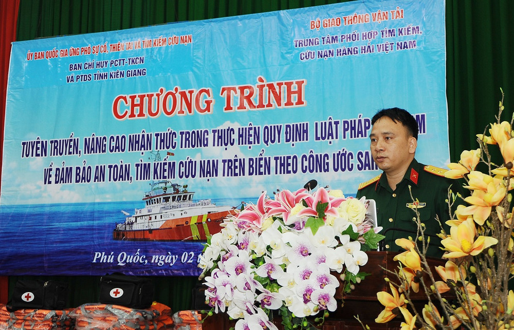 Trung tá Bùi Đắc Kiên, Phòng tìm kiếm cứu nạn Hàng không, hàng hải, Văn phòng Ủy ban Quốc gia Ứng phó sự cố, thiên tai và tìm kiếm cứu nạn. Nâng cao kỹ năng xử lý sự cố trên biển cho ngư dân, giảm rác thải nhựa -0