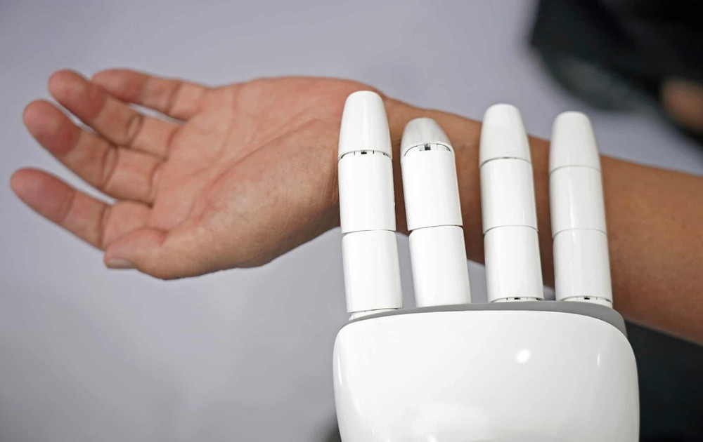 Một robot AI đang kiểm tra sức khỏe của khách tới tham dự Hội chợ Thương mại Dịch vụ quốc tế Trung Quốc diễn ra tại Bắc Kinh. (Ảnh: Tân Hoa xã) 4.jpg -0
