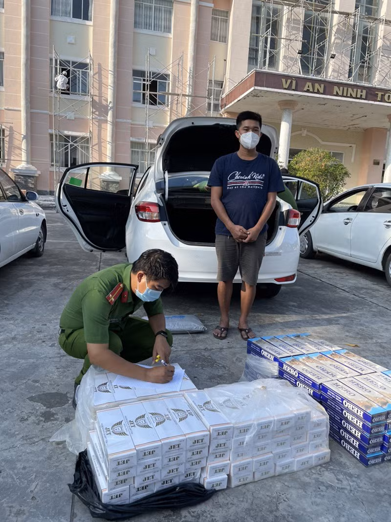 Bắt đối tượng đột nhập từ mái nhà lấy trộm 71 điện thoại di động -0