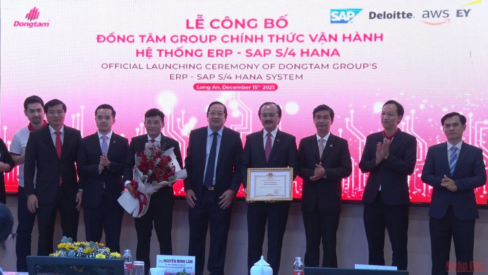 Lãnh đạo tỉnh Long An tặng bằng khen cho đại diện Đồng Tâm Group Long An. 