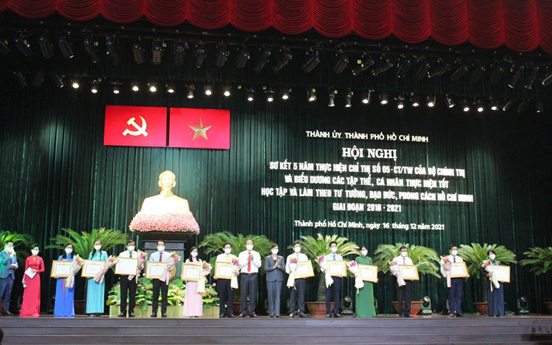 Đồng chí Nguyễn Văn Nên, Ủy viên Bộ Chính trị, Bí thư Thành ủy Thành phố Hồ Chí Minh trao bằng khen của Thủ Tướng Chính phủ cho tập thể, cá nhân tiêu biểu.