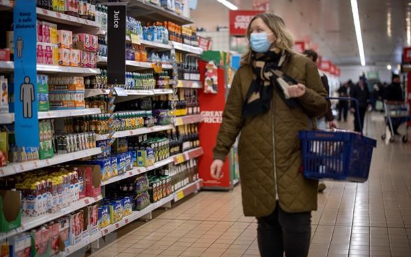 Người dân mua sắm tại một siêu thị ở London, Anh. (Ảnh: AFP/TTXVN)