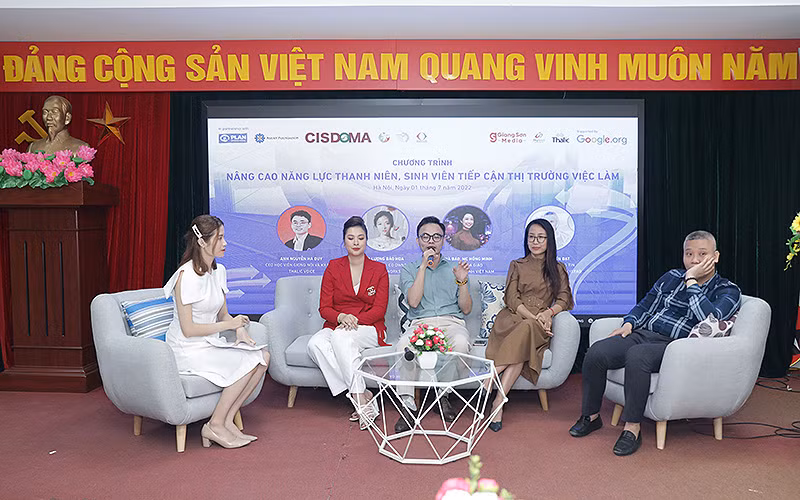 Các diễn giả, chuyên gia trao đổi thông tin với nữ sinh tại chương trình.