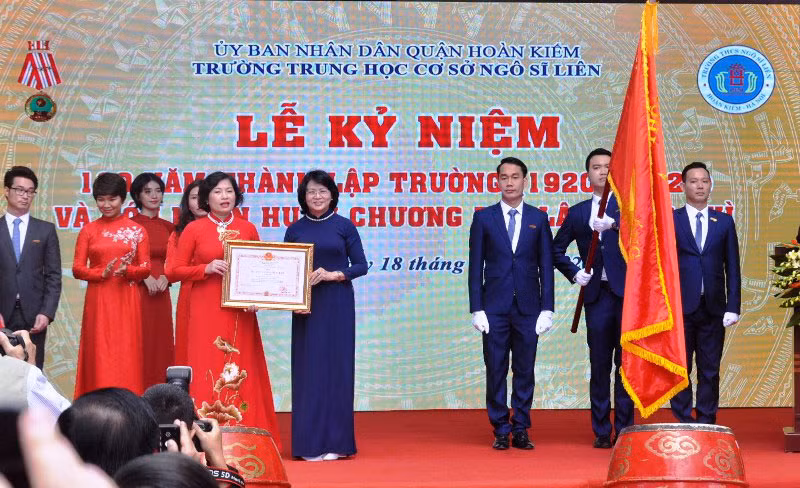 Phó Chủ tịch nước Đặng Thị Ngọc Thịnh trao tặng nhà trường Huân chương Độc lập hạng Nhì.