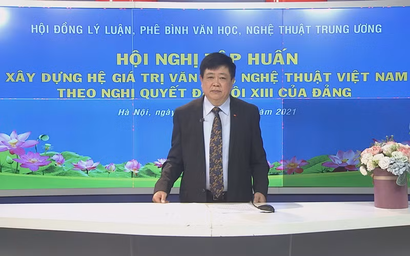 PGS, TS Nguyễn Thế Kỷ, nguyên Ủy viên Trung ương Đảng, Chủ tịch Hội đồng trình bày nội dung cơ bản, mục đích ý nghĩa của Bộ tài liệu tập huấn.