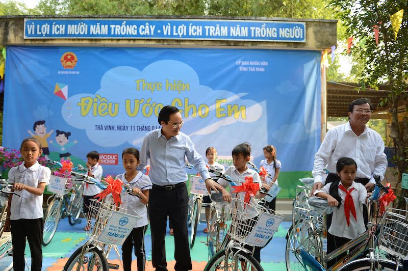 Bộ trưởng Phùng Xuân Nhạ trao các phần quà ý nghĩa cho học sinh Trà Vinh