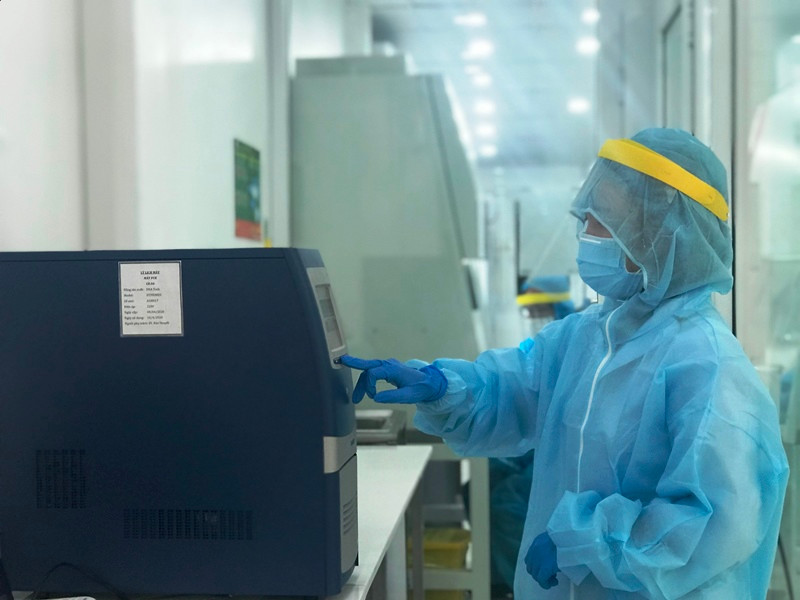 Kỹ thuật viên xét nghiệm Covid-19 tại Phòng xét nghiệm Thiện Nhân Đà Nẵng. Đà Nẵng: Tập huấn an toàn sinh học trong phòng xét nghiệm -0