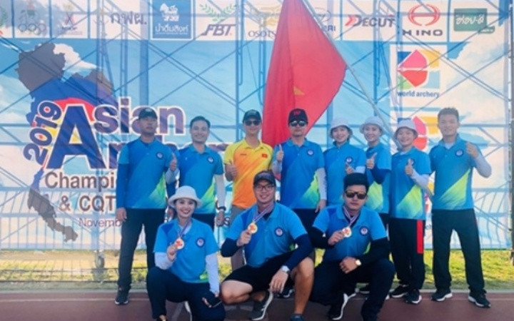 Hai cung thủ đã đoạt vé dự Olympic 2021 là Đỗ Thị Ánh Nguyệt, Nguyễn Hoàng Phi Vũ (hàng dưới, từ trái sang) cùng các đồng đội tại Đội tuyển bắn cung quốc gia. Tài năng trẻ Đỗ Thị Ánh Nguyệt “mơ vàng” Olympic cùng đội tuyển bắn cung quốc gia -0