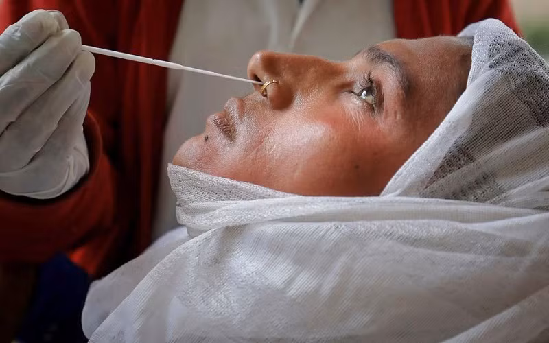 Lấy mẫu xét nghiệm Covid-19 tại 1 trung tâm y tế địa phương ở Ahmedabad, Ấn Độ, ngày 3/12/2021. (Ảnh: Reuters)