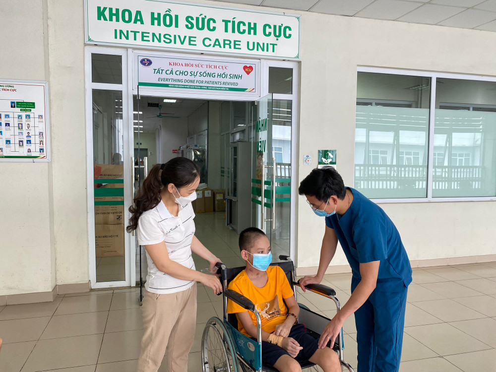 Bệnh nhi được xuất viện tại Bệnh viện Bệnh Nhiệt đới Trung ương, tiếp tục sang điều trị tại Bệnh viện Nhi Trung ương. Kỳ tích 100 ngày cứu sống bệnh nhi mắc Covid-19 -0