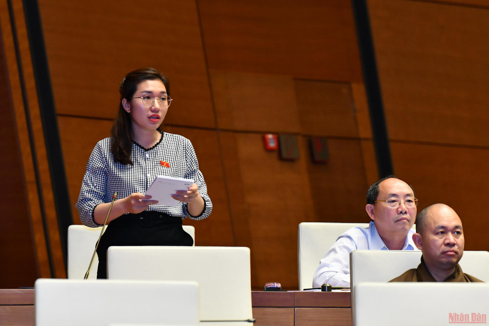 Đại biểu Quàng Thị Nguyệt (Điện Biên) nêu câu hỏi chất vấn Phó Thủ tướng Thường trực Chính phủ Phạm Bình Minh. (Ảnh: NGUYÊN KHOA) Phân cấp thủ tục hành chính, tạo thuận lợi cho người dân, doanh nghiệp -0
