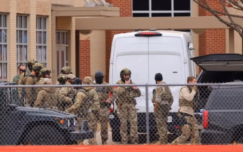 Các thành viên SWAT triển khai gần giáo đường Do Thái ở Colleyville, Texas. (Nguồn: AFP)