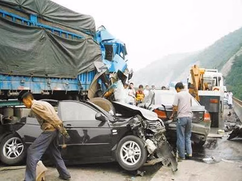 43 ô-tô đâm liên hoàn làm bốn người chết tại Thiểm Tây (Trung Quốc) -0