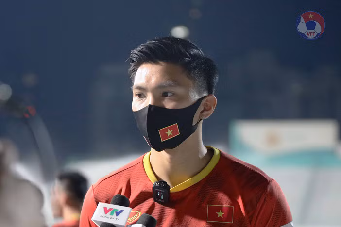 Văn Hậu trả lời phỏng vấn trước buổi tập tối 29-5. (Ảnh: VFF)