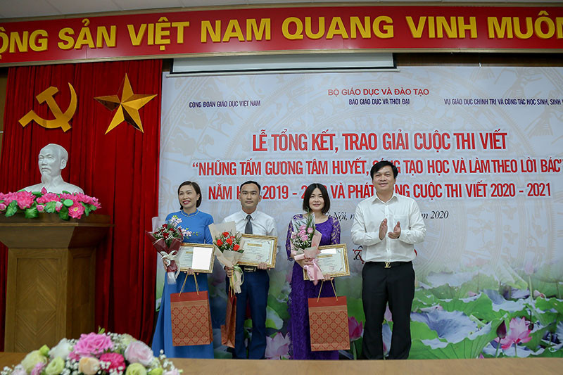 Đại diện Bộ Giáo dục và Đào tào trao giải cho các tác giả đoạt giải.