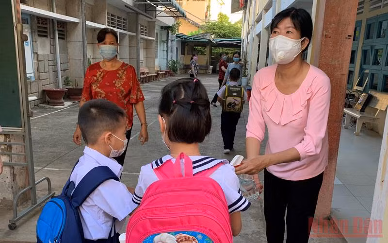 Học sinh Trường Tiểu học Thực hành, Trường Cao đẳng Cần Thơ ngày đầu học trực tiếp.