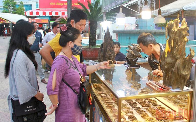 Triển lãm thu hút sự tham gia của hơn 200 doanh nghiệp trong và ngoài tỉnh Thừa Thiên Huế. Hơn 200 doanh nghiệp tham dự Hội chợ thương mại Festival Huế 2022 -0
