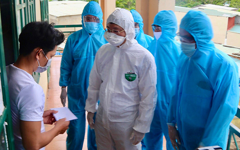 Lãnh đạo tỉnh thăm, động viên bà con về từ TP Hồ Chí Minh tại khu cách ly tập trung. Quảng Nam tiếp tục đón bà con từ khu vực phía nam về quê -0