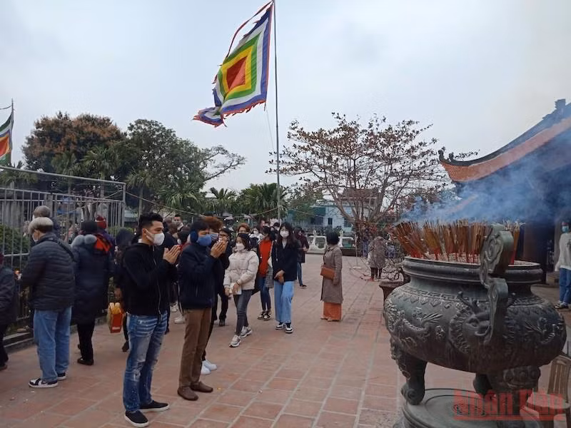 Du khách thắp hương lễ Phật Thánh tại chùa Keo Thái Bình