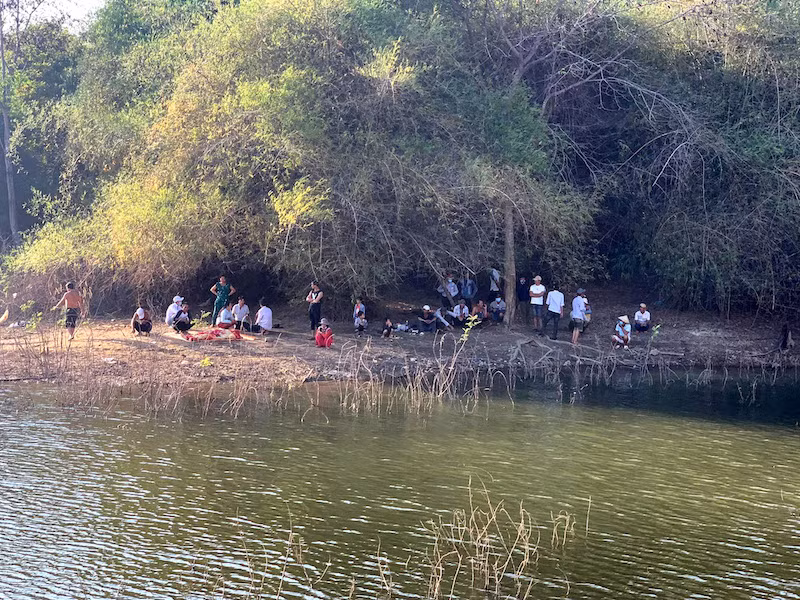 Hiện trường vụ lật xuồng tại hồ thủy lợi Sông Móng, huyện Hàm Thuận Nam (Bình Thuận)