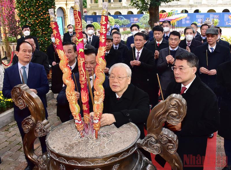 Tổng Bí thư Nguyễn Phú Trọng dâng hương tại Điện Kính Thiên (Khu Di sản Hoàng thành Thăng Long). Tổng Bí thư Nguyễn Phú Trọng dâng hương tại Khu Di sản Hoàng thành Thăng Long -0
