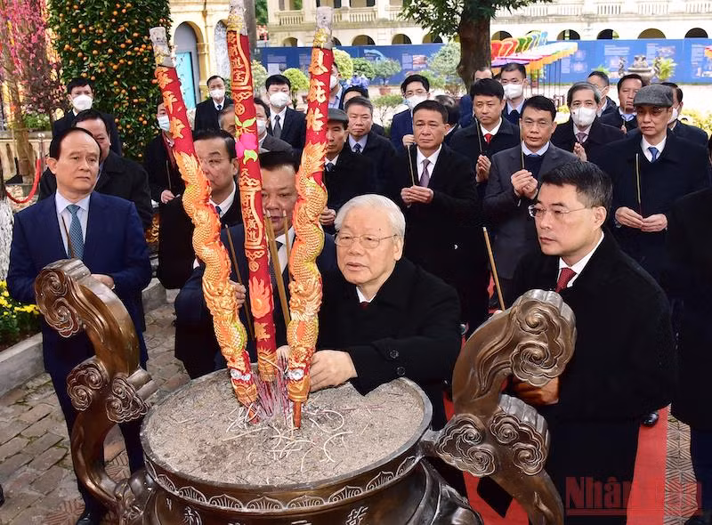 Tổng Bí thư Nguyễn Phú Trọng dâng hương tại Khu Di sản Hoàng thành Thăng Long -0