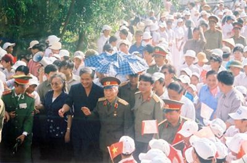 Người dân làng An Xá (xã Lộc Thủy, huyện Lệ Thủy, tỉnh Quảng Bình) đón Đại tướng về thăm quê năm 2004. (Ảnh: Tư liệu/baoquangbinh.vn) Đại tướng Võ Nguyên Giáp với giai cấp nông dân Việt Nam -0