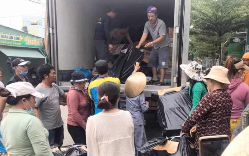 Người dân xã Nhơn Lý, TP Quy Nhơn ủng hộ nhu yếu phẩm cho đồng bào bị lũ lụt.