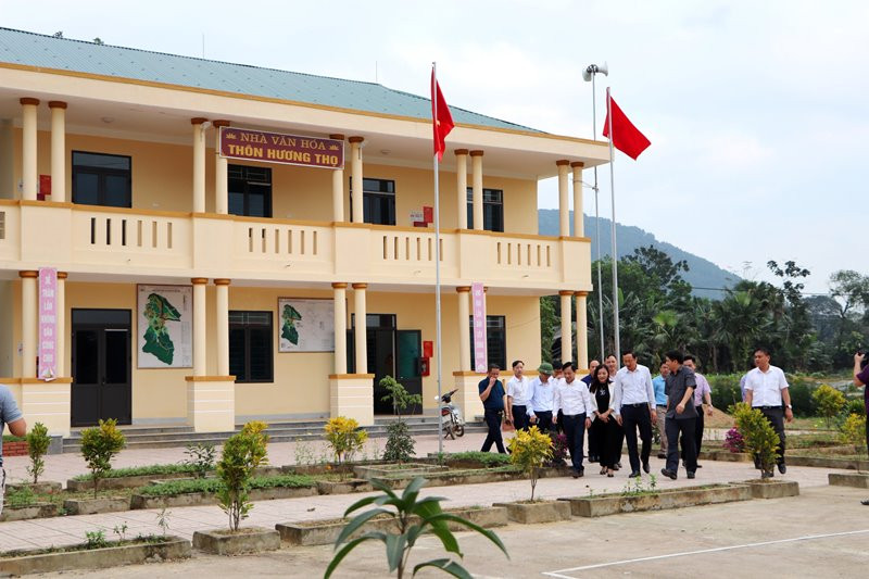 Mô hình nhà văn hóa kết hợp nhà tránh lũ giúp người dân huyện miền núi an toàn hơn khi thiên tai xuất hiện. Xây dựng nông thôn mới ở Vũ Quang: Khi cái khó ló cái khôn -0