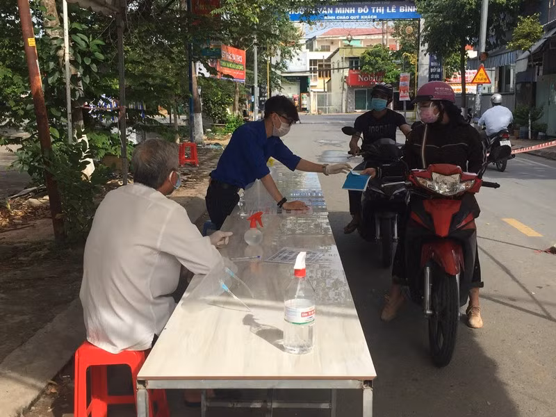 Chốt kiểm soát phường Lê Bình, quận Cái Răng, TP Cần Thơ kiểm tra người dân thực hiện Chỉ thị 16.