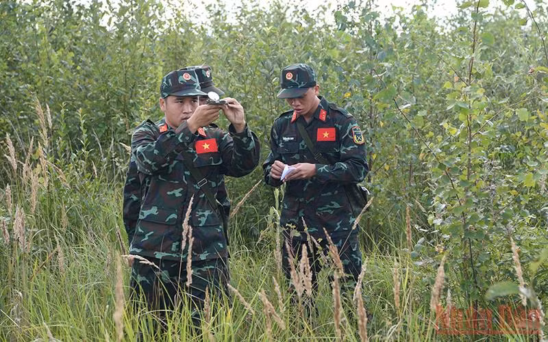 Thành viên đội tuyển Địa hình quân sự thực hành huấn luyện nội dung "Cắt góc phương vị" tại thao trường Alabino. Ảnh: TRỌNG HẢI