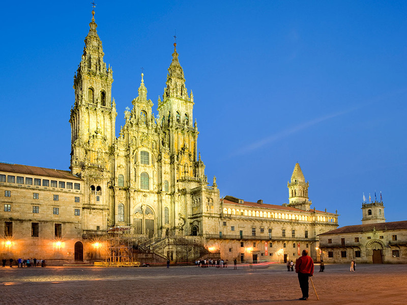 Nhà thờ chính tòa Santiago de Compostela lung linh buổi xế chiều. (Ảnh: hola.com) Top 10 điểm du lịch không thể bỏ qua khi đến Tây Ban Nha -0