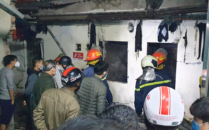 Lực lượng chức năng kiểm tra hiện trường vụ cháy nổ.