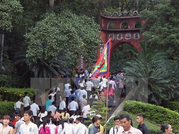Du khách thập phương về dự Giỗ tổ Hùng Vương, Lễ hội Đền Hùng 2017. (Ảnh: Quốc Khánh/TTXVN)