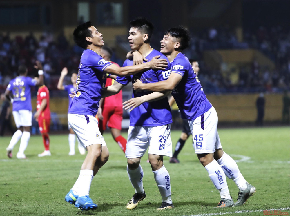 Các cầu thủ Hà Nội sớm có được lợi thế dẫn trước. Hà Nội thắng kịch tính, Sông Lam Nghệ An giành ba điểm trọn vẹn -0