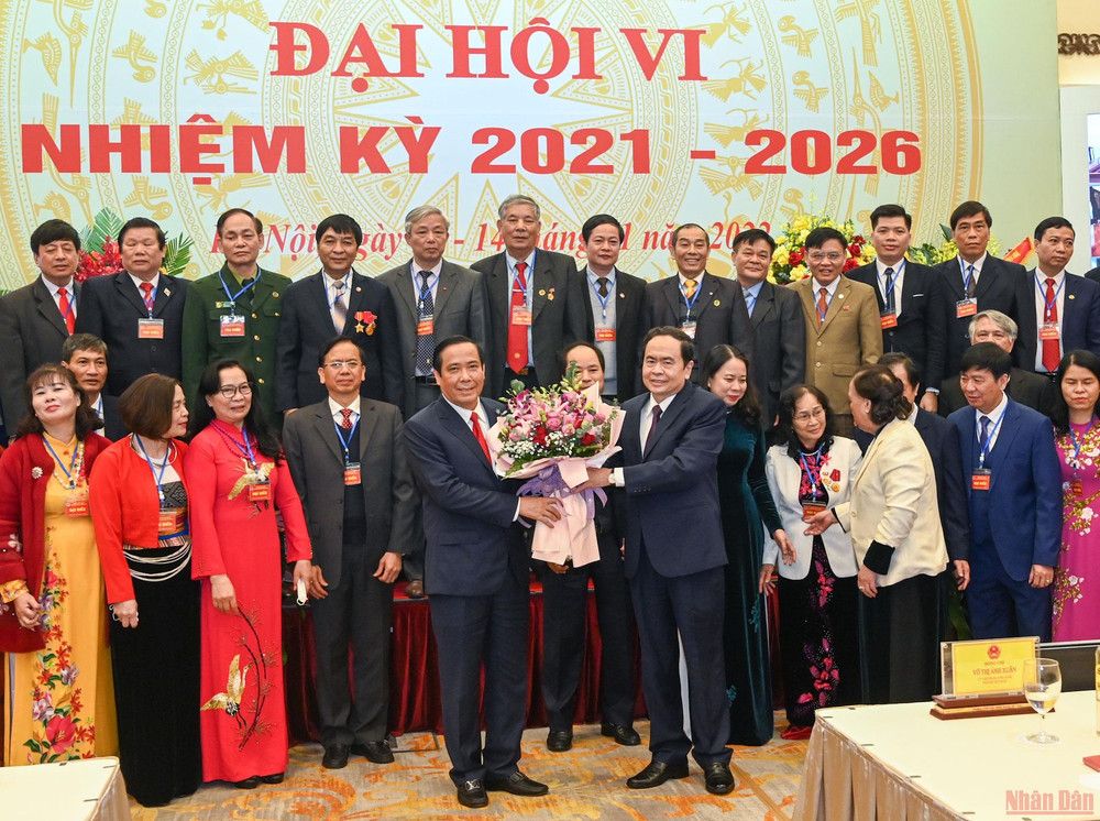 Phó Chủ tịch Thường trực Quốc hội Trần Thanh Mẫn tặng hoa chúc mừng Chủ tịch Hội Người cao tuổi Việt Nam khóa VI Nguyễn Thanh Bình. Khai mạc Đại hội VI Người cao tuổi Việt Nam -0