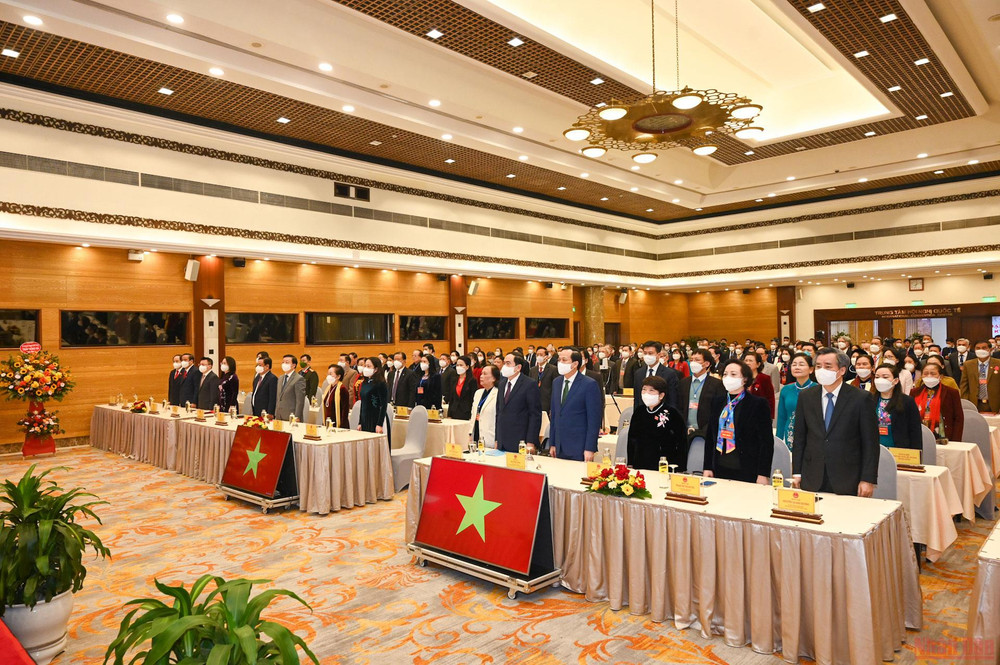 Các đại biểu thực hiện nghi thức chào cờ tại phiên khai mạc. Khai mạc Đại hội VI Người cao tuổi Việt Nam -0