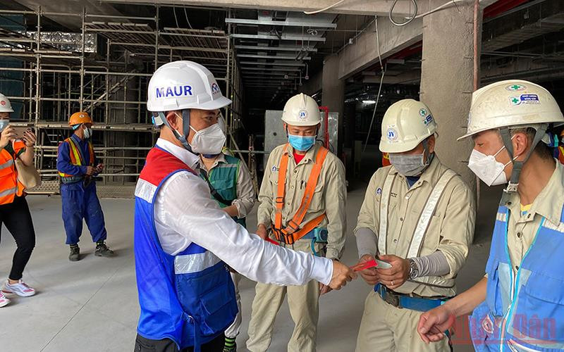 Lãnh đạo Ban quản lý đường sắt đô thị TP Hồ Chí Minh lì xì chúc Tết và động viên lực lượng công nhân thi công. Khởi động công trình tuyến Metro số 1 đầu năm 2022 -0