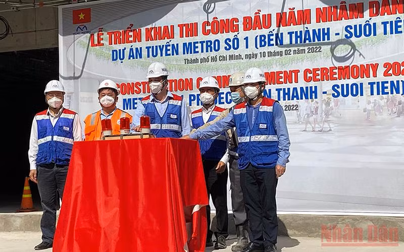 Lãnh đạo TP Hồ Chí Minh cùng Ban quản lý đường sắt đô thị bấm nút khởi động công trình tuyến Metro số 1 đầu năm 2022.