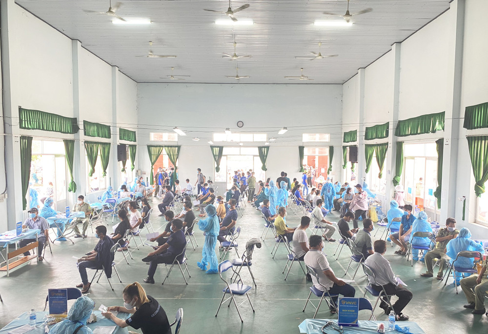 Tuân thủ giãn cách khi tiêm chủng. Tăng tốc tiêm chủng cho 300.000 công nhân, người dân Bình Dương -0