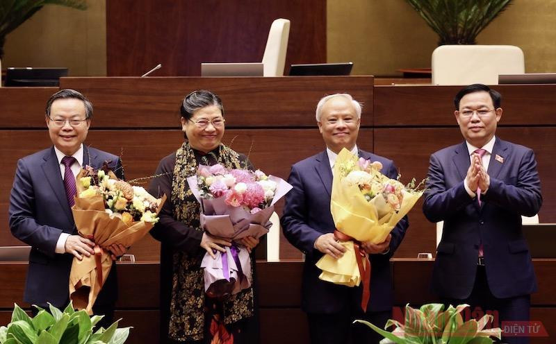 Chủ tịch Quốc hội Vương Đình Huệ tặng hoa các đồng chí: Phùng Quốc Hiển, Tòng Thị Phóng, Uông Chu Lưu. Ảnh: TRẦN HẢI