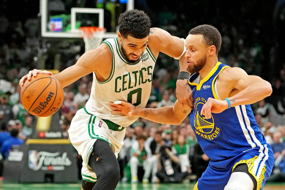 Jayson Tatum đi bóng trước Stephen Curry. (Ảnh: Reuters) Golden State Warriors vô địch NBA mùa giải 2021/2022 -0