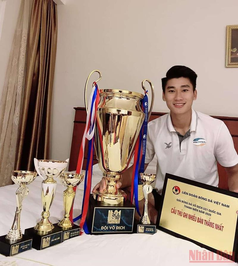 Bộ sưu tập huy chương các giải bóng đá trẻ toàn quốc của cầu thủ Nhâm Mạnh Dũng. Nhâm Mạnh Dũng: Từ cậu học trò giỏi đến một cầu thủ tài năng -0