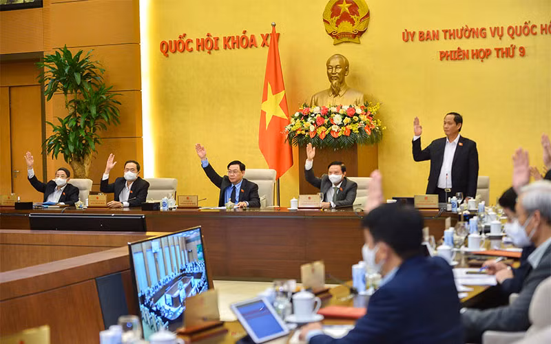 Các đại biểu biểu quyết thông qua Nghị quyết về hoạt động chất vấn tại phiên họp thứ 9 của Ủy ban Thường vụ Quốc hội khóa XV. (Ảnh: quochoi.vn)