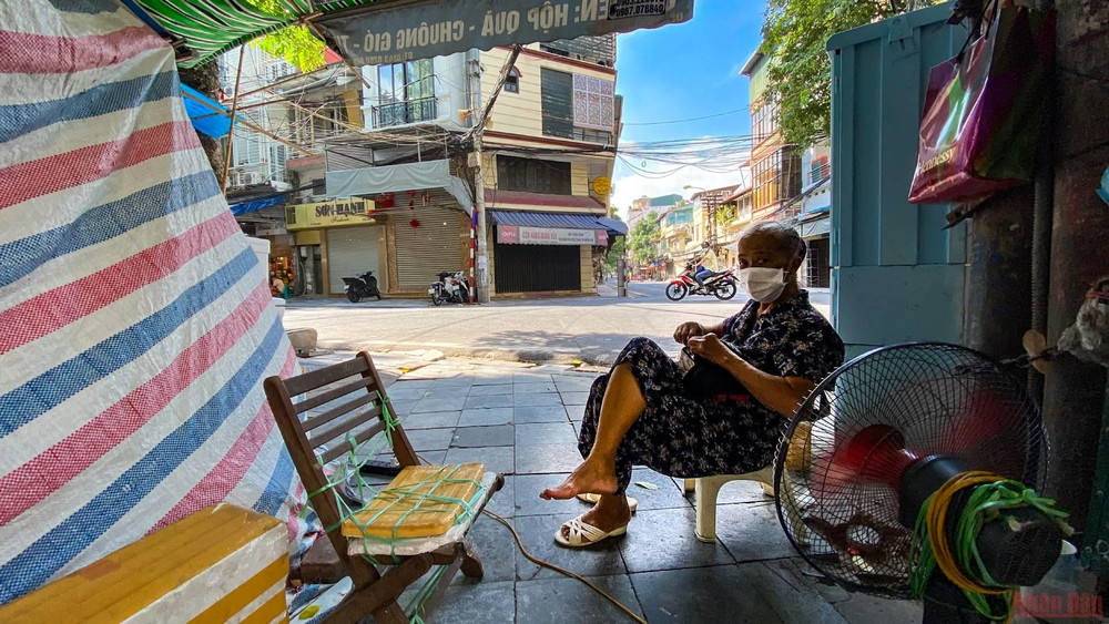 “Tôi sinh ra và lớn lên ở đây cũng đã gần 70 năm rồi, đây là lần đâu tiên tôi được thấy một cảnh tượng thế này, chưa một năm nào lại vắng vẻ đến vậy. Những ngày này của năm trước nhà tôi bận tối mắt tối mũi chuẩn bị hàng thì nay chỉ may ra có vài người quen đến lấy ít đồ về”, bà Phương ( 23 Hàng Mã, Hà Nội) chia sẻ. 5hangma_ram_thang_7-1629612239483.jpeg